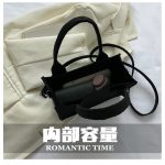 Women-Small-Square-Bag-2023-New-Simple-and-Versatile-Casual-Handbag-Fashion-Popular-Felt-Oneshoulder-Messenger-3