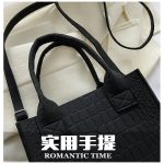 Women-Small-Square-Bag-2023-New-Simple-and-Versatile-Casual-Handbag-Fashion-Popular-Felt-Oneshoulder-Messenger-4